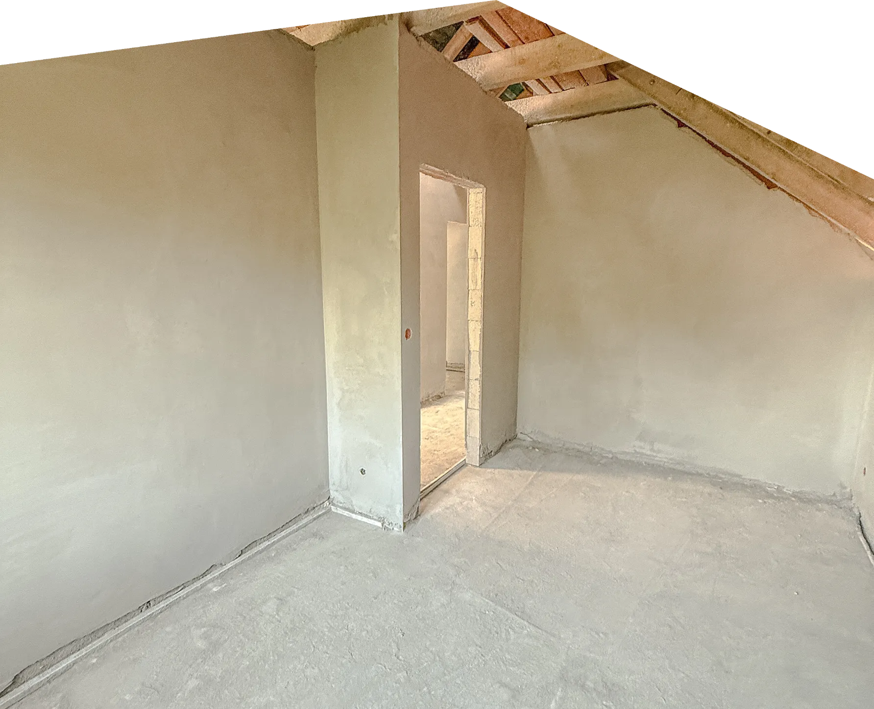 Surowe wnętrze poddasza z otynkowanymi ścianami i widocznym otworem drzwiowym, Tynki gipsowe