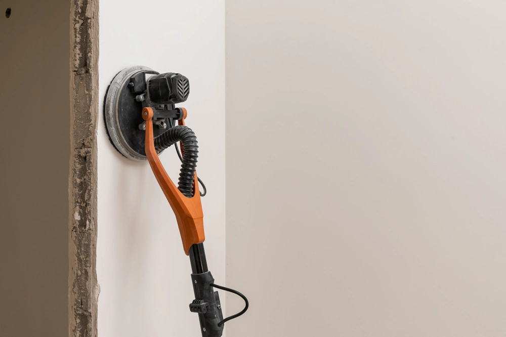 Szlifowanie gładzi ściennej elektryczną szlifierką z odciągiem pyłu