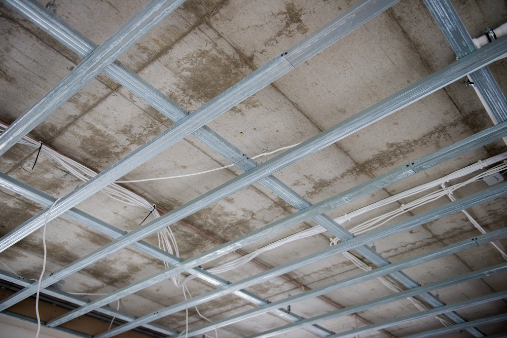 Sufity podwieszane – stalowy ruszt montowany pod stropem z widocznymi przewodami
